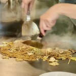 お好み焼き 鉄ちゃん - 奥さんの見事な小手捌き　鉄板を広く使ってそばに均等に火を入れていきます