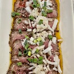 お好み焼き 鉄ちゃん - これは絶対に食べたほうがいい自家製牛叩き　酸味のあるタレが旨さの秘訣