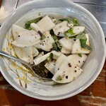 お好み焼き 鉄ちゃん - 自家製塩ダレの蕪サラダ　注文を受けてから作りますからシャキシャキです