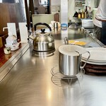 お好み焼き 鉄ちゃん - 店内は決して広くはありませんが鉄板はピカピカに磨かれていて気持ちの良い空間です