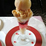 カフェRosa薔薇館 - 桃のローズパフェ