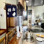 お好み焼き 鉄ちゃん - カウンターは7席ありますが大抵4人くらいで使っています