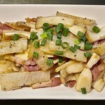 お好み焼き 鉄ちゃん - 長芋、エリンギとベーコンの炒め　これはこの店の定番らしいです