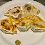 お好み焼き 鉄ちゃん - 一口餃子はステーキドームでじっくり蒸し焼きにしてくれます