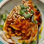 お好み焼き 鉄ちゃん - キムチ冷奴はピリ辛のキムチを存分に楽しめます