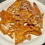 お好み焼き 鉄ちゃん - チーズ煎餅　いつも割らないでって頼むのを忘れてしまうｗ