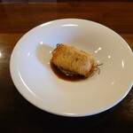 ラトリエ まる耕 - ◯鰻のカダイフ包み
細い麺のカダイフで包んでカラッと揚げてある
鰻と白身魚のムース。
パリパリっとナイフで切り頂いてみた。