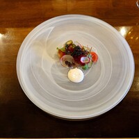 ラトリエ まる耕 - ◯黒鯛のマリネ　ビーツ
                    ほんのりと甘く洋風出汁で煮られたビーツのサイコロ
                    黒鯛は鮮度良く、ピクルスの酸味が心地よい味わい
                    ブルーチーズの様な深みを感じる
                    ソースと思ったらニンニクだった❔（笑）