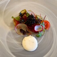 ラトリエ まる耕 - キャビアも深い美味しさがある❕
                      
                      口の中に酸味や旨味、甘みと、いろんな味わいが
                      取っ替え引っ替えにやって来るのが楽しい。
                      
                      これは面白くて美味しい味わいだねえ。