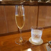ラトリエ まる耕 - ●ノンアルコールスパークリングワイン　700円
                    甘みの中にも厚み感あるぶどうとぶどうの酸味を感じ、炭酸で爽やかな味わい。
                    
                    ■水と炭酸水を選択出来て無料となる