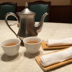 中国料理 八海 - 中国茶にタオルおしぼり