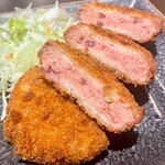 Izakaya Shiichan No Ie - ハムカツとは思えない乱れたセクシーな断面。どうやって作り上げているのでしょうか。900円。