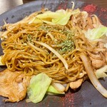 Izakaya Shiichan No Ie - オーソドックスな焼きそばですが、スパイシーなソースがこれまたガツンと来てたまりません。800円。