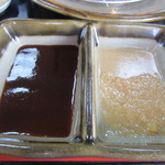 Chiduru - カツは２種類のタレでいただきます、特製ソースと玉葱ベースのタレ、私は特製ソースの方が好みでした