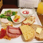 ビストロ アン ファミーユ - 右下のパンは本日の自家製パン(コーンパンとレーズンパン)