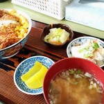 Yayoi Shokudou - 味噌汁側から。
