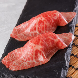 [Meat Sushi] Uses A5 Japanese black beef misoji that melts in your mouth! !