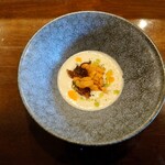 ラトリエ まる耕 - ◯ヴィシソワーズ　雲丹
冷製ポタージュスープとなる。
北海道の熟成ジャガイモ使用との説明。

結構クリーミーな味わいで奥にはジャガイモの味わい。