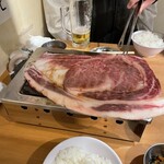 大阪焼肉・ホルモン ふたご - はみ出るカルビ