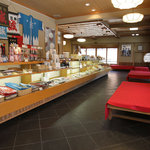 御菓子司 京都 鶴屋 鶴壽庵 - 和菓子屋さんの店内に、緋毛氈の縁台がいっぱいあります。