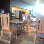 カフェ クロスロード - どっしりした椅子やテーブル