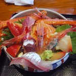 Mirakutei Sazae - 海鮮丼（ホッキ貝、子持ち甘エビ、ブリ、タコ足ブツ切り、サーモン、ズワイガニ、アジ）