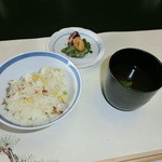 割烹旅館 若松 - 食事　：　トウモロコシとゲソの炊き込み、赤ダシ、香の物