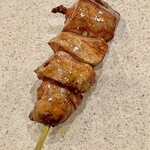 焼鳥 せきね - 強い火入れでこんがり焼けたレバー