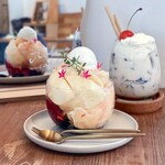 TOBERA - 料理写真:季節のまるごと桃パフェ、プリンラテ