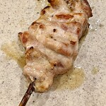 焼鳥 せきね - 振袖に勝るとも劣らずの手羽元　火入れ加減が抜群です