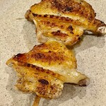 焼鳥 せきね - 手羽先は骨を一本外した独特の打ち方　攻めた火入れが素晴らしい