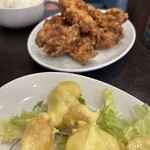 満園 元町店 - 奥が鶏の唐揚げ。ボリューミー。ザクザクでオススメ