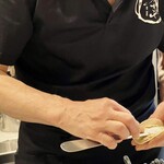 かつぎや - 注文すると餡を皮に包み始める餃子