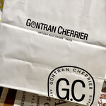 GONTRAN CHERRIER - G.Cのロゴタイプが結構目立つ紙袋