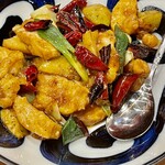 かつぎや - 鶏と唐辛子の炒め　辛いんだけど旨味とのバランスが素晴らしい一品