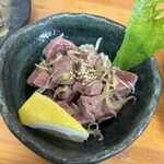 鶴見川橋もつ肉店 - 牛ハツ刺し　ねぎ塩　390円　コリコリ食感