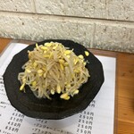 鶴見川橋もつ肉店 - 豆もやし200円　塩ダレ風味