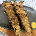 鶴見川橋もつ肉店 - 鶏皮　150円×2  カリカリ食感で甘だれ　旨い