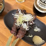 鶴見川橋もつ肉店 - 千枚串　値段忘れた　ニンニク乗せて旨すぎ　お勧め
