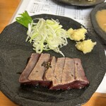 鶴見川橋もつ肉店 - 皿焼きレバー　490円　炙らなくても新鮮