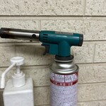 鶴見川橋もつ肉店 - 皿焼きレバーを自分で焼くバーナー