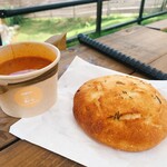 パンとおやつのはるこめ - 料理写真:フォカッチャ 280円、チリコンカン 356円