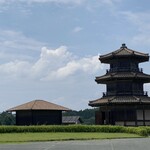 栗と空 - 鞠智城と高床式の建物