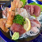 渡辺鮮魚 - スズキ、鮪、赤貝、鯵、カンパチ、烏賊、鰹、牡丹エビ、の8種類