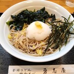 勇志屋 - 料理写真:わかめおろしそば(ねぎ抜き)　甘めのおつゆで、そばもわかめもかためです(私は好みのかたさでした)　たっぷりの大根おろしに、まぶされた天かすがとてもいいアクセントで、美味しかったです