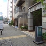 レストラン マノワ - 都営バス（渋谷駅前⇔新橋駅前）「広尾一丁目」バス停の真ん前