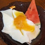 渋・辰野館 - スイカと牛乳寒と杏仁豆腐の真ん中くらいのデザート