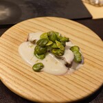 パルコ フィエラ - めぬけ（北海道産金目）、余市桐谷さんのそら豆、ゴルゴンゾーラとカブを発酵させたソース