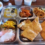 POKHARA - グリーンカレー、タンドリーチキン、焼きそば、野菜炒め、アチャール、えびせんべい、ハニーチーズナン、ピーナッツのナン、パパド、スープ、チャイ、ラッシー　です