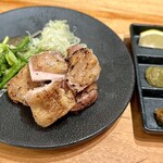 Sengyo To Shinshuusoba Koshitsu Izakaya Nidaime Hachibee - 総州古白鶏の岩塩焼き